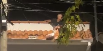 VÍDEO: Homem sobe em telhados, assusta moradores e mobiliza PM em Carmo do Rio Claro