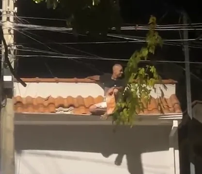 VÍDEO: Homem sobe em telhados, assusta moradores e mobiliza PM em Carmo do Rio Claro
