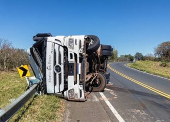 Carreta carregada com arroz tomba na MG-050, próximo ao Turvo, e motorista fica ferido