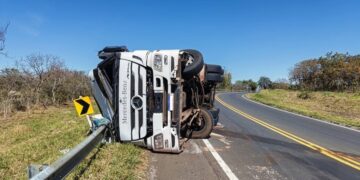 Carreta carregada com arroz tomba na MG-050, próximo ao Turvo, e motorista fica ferido