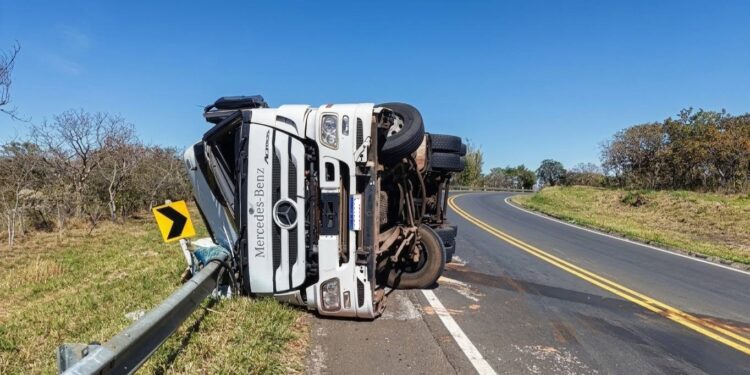 Carreta carregada com arroz tomba na MG-050, próximo ao Turvo, e motorista fica ferido