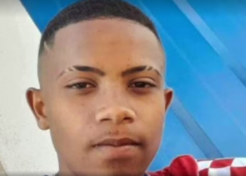 Jovem de 18 anos morre após moto bater contra residência