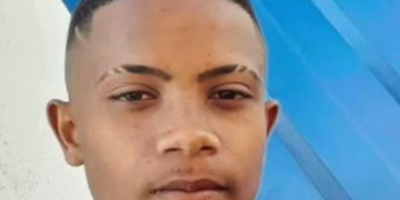 Jovem de 18 anos morre após moto bater contra residência