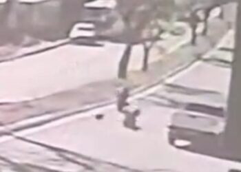 VÍDEO: Motociclista fica ferido após ser atingido por carro em avenida de Passos