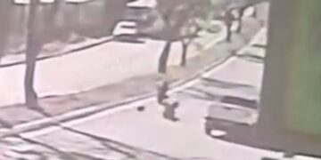 VÍDEO: Motociclista fica ferido após ser atingido por carro em avenida de Passos