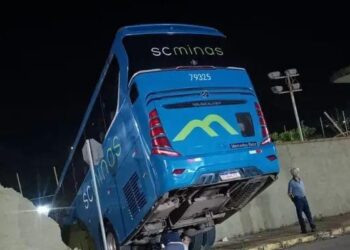 Ônibus desce sozinho, derruba muro e invade área da Copasa em Alfenas