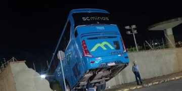Ônibus desce sozinho, derruba muro e invade área da Copasa em Alfenas