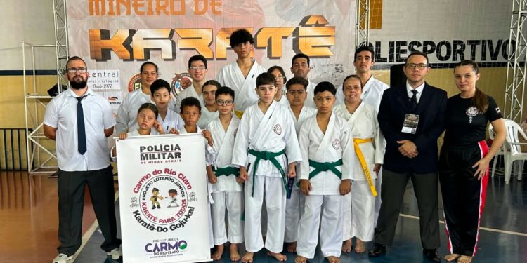Projeto Lutando Juntos, de Carmo do Rio Claro, conquista 25 medalhas e troféu no Campeonato Mineiro de Karatê