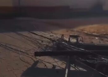 VÍDEO: Caminhão derruba poste e deixa moradores sem energia em Conceição da Aparecida