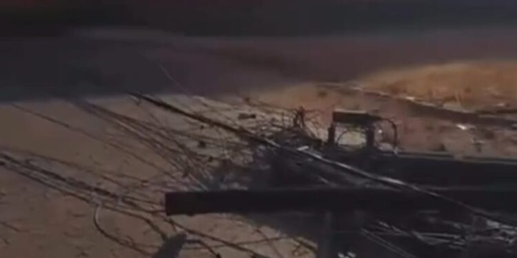 VÍDEO: Caminhão derruba poste e deixa moradores sem energia em Conceição da Aparecida
