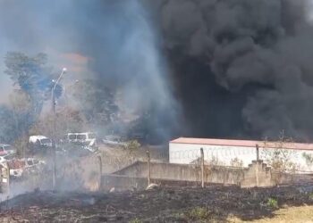 Incêndio atinge 21 veículos em pátio credenciado do Detran