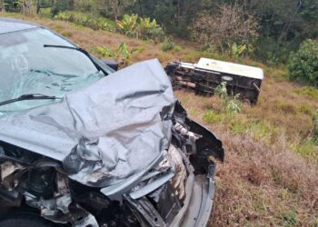 Duas pessoas ficam feridas após caminhão-baú invadir contramão e provocar acidente na MGC-267