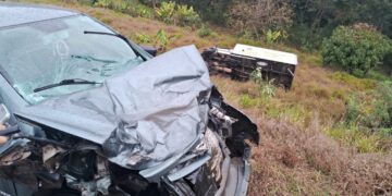 Duas pessoas ficam feridas após caminhão-baú invadir contramão e provocar acidente na MGC-267