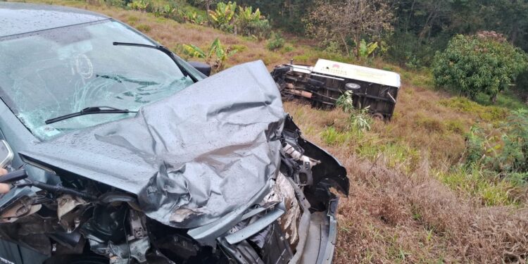 Duas pessoas ficam feridas após caminhão-baú invadir contramão e provocar acidente na MGC-267