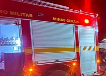 Incêndio destrói residência durante a madrugada no Sul de Minas