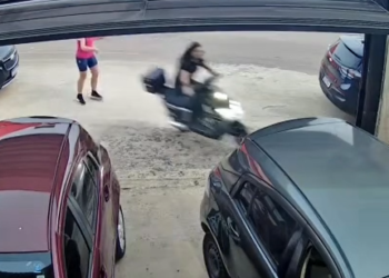 VÍDEO CASSETADA: Jovem perde controle de moto elétrica minutos após compra e vídeo viraliza em Carmo
