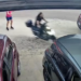 VÍDEO CASSETADA: Jovem perde controle de moto elétrica minutos após compra e vídeo viraliza em Carmo