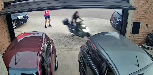 VÍDEO CASSETADA: Jovem perde controle de moto elétrica minutos após compra e vídeo viraliza em Carmo