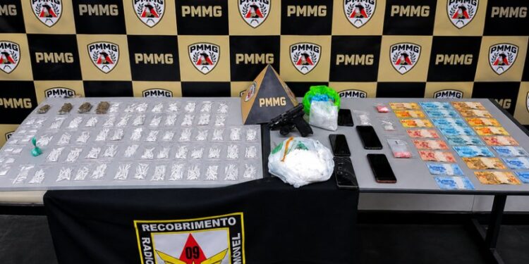 Operação da PM prende quatro pessoas e apreende mais de 700 tubos de cocaína