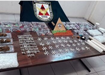 VÍDEO: PM apreende centenas de porções de drogas durante operação com apoio de helicóptero em Passos