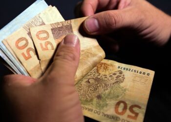 Salário mínimo pode chegar a R$ 1.741 em 2027, prevê governo federal