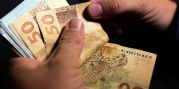 Salário mínimo pode chegar a R$ 1.741 em 2027, prevê governo federal