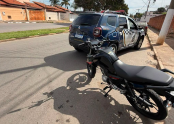 Jovem é detido após empinar moto em frente a escola durante chegada de alunos