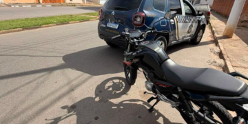 Jovem é detido após empinar moto em frente a escola durante chegada de alunos