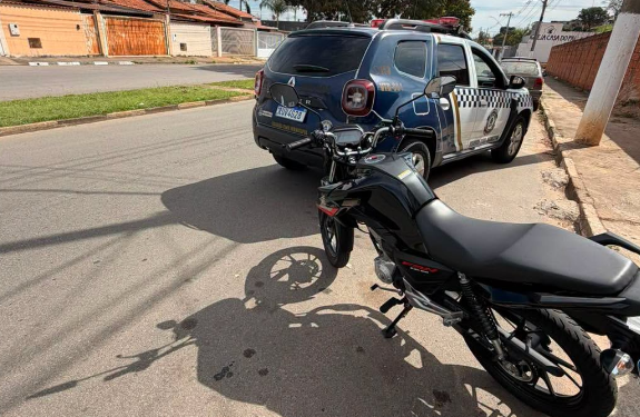 Jovem é detido após empinar moto em frente a escola durante chegada de alunos