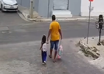 VÍDEO CENAS FORTES: Pai é assassinado a tiros enquanto levava filha para escola