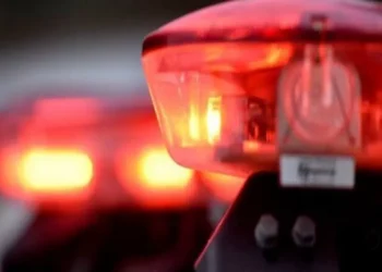 Homem morre após ser esfaqueado e companheira é procurada pela polícia em Arcos