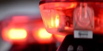 Homem morre após ser esfaqueado e companheira é procurada pela polícia em Arcos