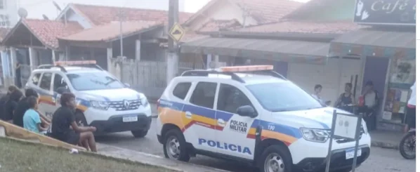 Dois homens ficam gravemente feridos após ataque na Praça do Rosário