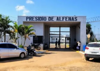 Policiais penais descobrem buraco em tela e impedem entrada de drogas e celulares em presídio de Alfenas