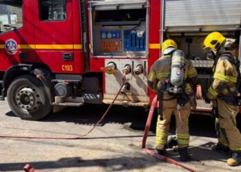 Incêndio atinge residência e provoca desabamento do telhado