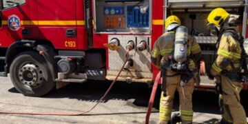 Incêndio atinge residência e provoca desabamento do telhado