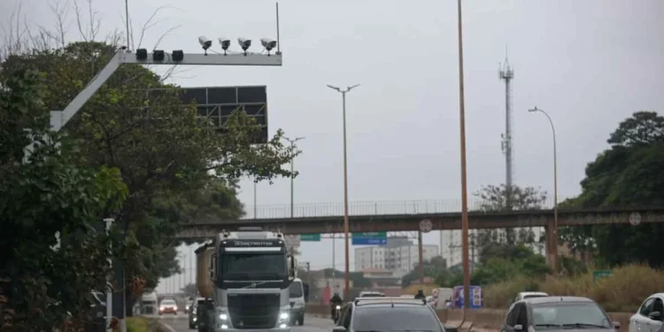 Minas terá testes de radares que calculam velocidade média em quatro rodovias federais