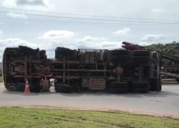 Carreta bitrem carregada de chá em pó tomba na entrada de Alfenas