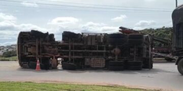 Carreta bitrem carregada de chá em pó tomba na entrada de Alfenas