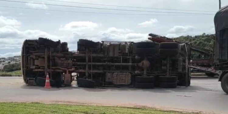Carreta bitrem carregada de chá em pó tomba na entrada de Alfenas