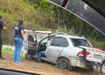 Colisão entre dois carros deixa quatro feridos na MGC-491