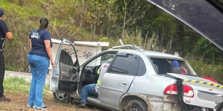Colisão entre dois carros deixa quatro feridos na MGC-491