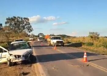 Colisão entre dois carros deixa ocupantes feridos na MGC-369