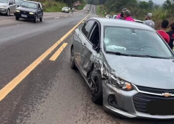 Acidente entre dois veículos deixa passageira ferida na MGC-491, em Alfenas