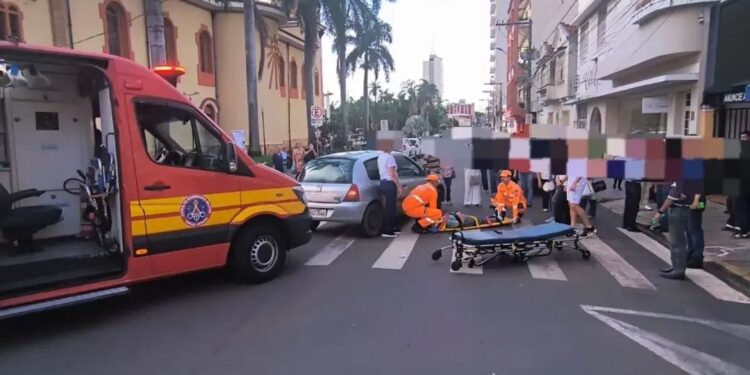 Idosa de 81 anos é atropelada em faixa de pedestres no centro de Alfenas