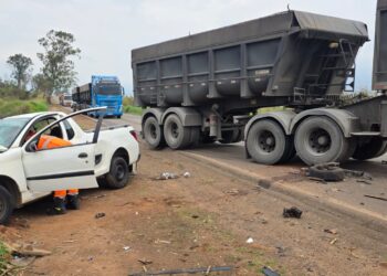 Motorista fica gravemente ferido após colisão frontal entre carreta e carro na MG-179