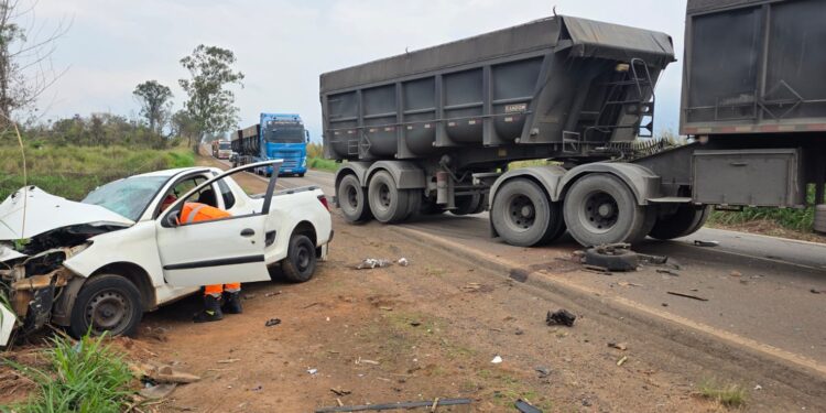 Motorista fica gravemente ferido após colisão frontal entre carreta e carro na MG-179
