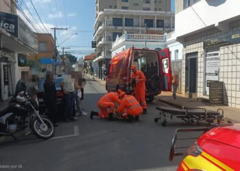 Idosa fica ferida após ser atropelada por motocicleta no centro de Alfenas