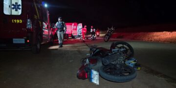Pedestre e motociclista ficam feridos após atropelamento em rodovia de Alfenas