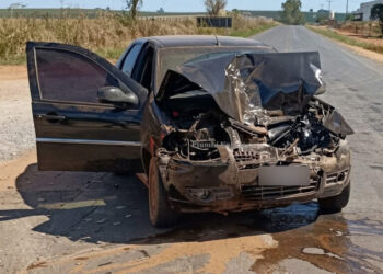 Caminhonete carregada com café se envolve em acidente na MG-341; homem é socorrido